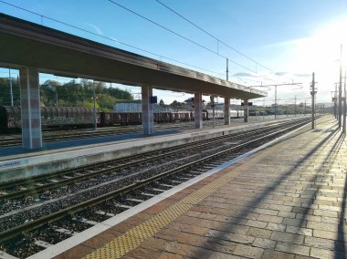 Tren perspektif görünümünü izler. Ulaşım kipi.