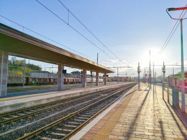 Tren perspektif görünümünü izler. Ulaşım kipi.