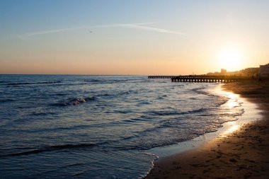 Plaj manzara şafakta. Piers perspektif görünüm insanlarla. Jesolo plaj manzarası, İtalyan panorama