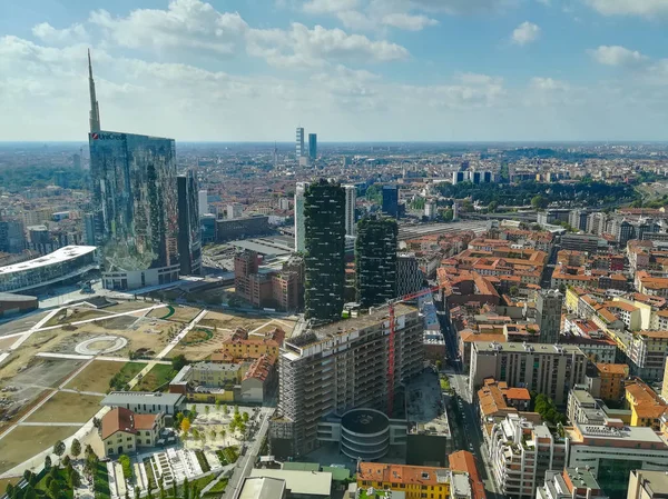 Milan havadan görünümü. Milano city, İtalya. Modern binalar görünümü