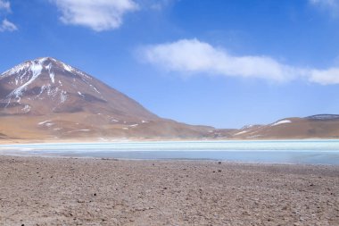 Laguna Verde manzarası, Bolivya. Güzel Bolivya panoraması. Yeşil göl ve Licancabur volkanı.