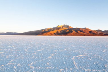 Salar de Uyuni, Bolivya. Dünyadaki en büyük tuz düzlüğü. Bolivya manzarası. Cerro Tunupa görünümü
