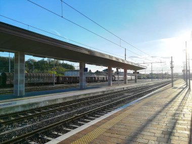 Tren perspektif görünümünü izler. Ulaşım kipi.