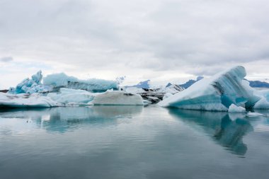 Jokulsarlon Buzul Gölü, İzlanda. Suda yüzen buzdağları. İzlanda manzarası