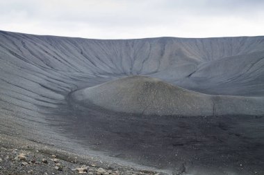 Hverfell Caldera yanardağ tepesi manzarası. Hverfjall, İzlanda simgesi