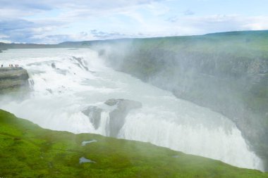 Gullfoss yaz sezonunda İzlanda 'ya düşer. İzlanda manzarası.