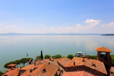 Lake Trasimeno görünümü Passignano sul Trasimeno Castle, İtalya. İtalyan peyzaj