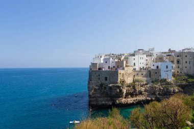 Polignano bir kısrak görüntüleyin, Apulia, İtalya. İtalyan panorama. Adriyatik Denizi uçurumlarda