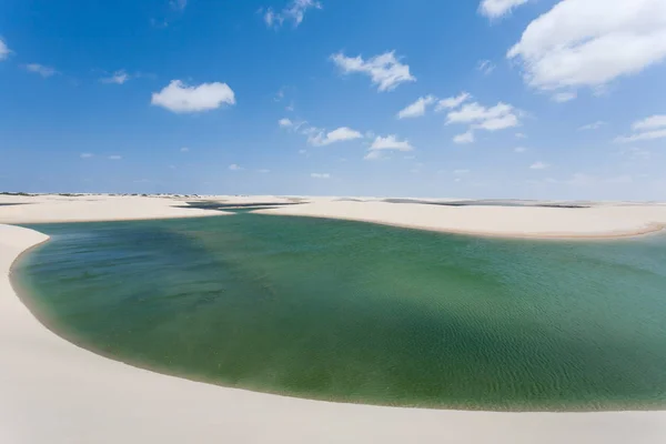 Lencois Maranhenses Ulusal Parkı, Brezilya 'dan beyaz kum tepeleri manzarası. Yağmur suyu gölü. Brezilya manzarası