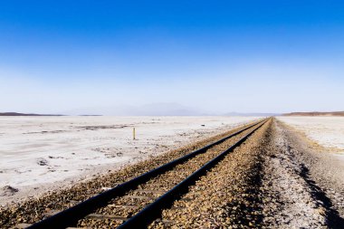 Tren Bolivya 'dan perspektif görünümünü izler. Bolivya manzarası. Salar de Colchani