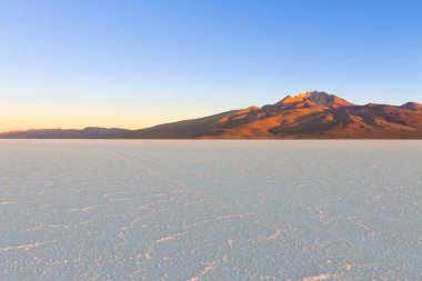 Salar de Uyuni, Bolivya. Dünyadaki en büyük tuz düzlüğü. Bolivya manzarası. Cerro Tunupa görünümü