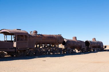 Uyuni, Bolivya 'dan mezarlık trenleri manzaralı. Bolivya simgesi. Terk edilmiş lokomotifler