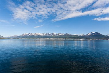 Beagle Channel, Arjantin 'den Ushuaia şehir manzarası. Tierra del Fuego