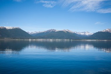 Dünyanın en güneydeki şehri. Beagle Channel 'dan Puerto Williams şehir manzarası. Şili tarihi