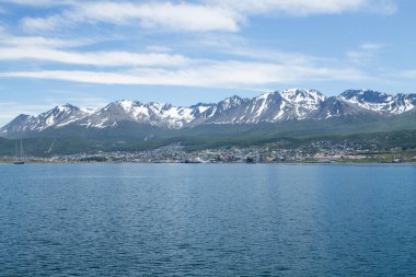 Beagle Channel, Arjantin 'den Ushuaia şehir manzarası. Tierra del Fuego