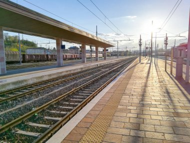 Tren perspektif görünümünü izler. Ulaşım kipi.