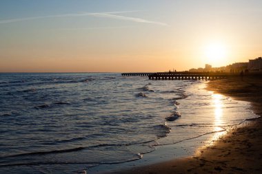 Plaj manzara şafakta. Piers perspektif görünüm insanlarla. Jesolo plaj manzarası, İtalyan panorama