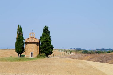 Toskana hills, İtalyan peyzaj izole kilisede. Madonna di Vitaleta Kilisesi