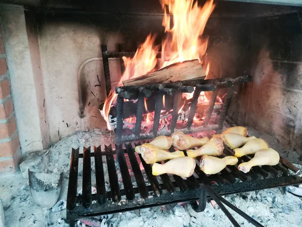 暖炉で焼かれた肉 — ストック写真