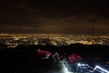 Işıkların izi. Elektrik ışığıyla aydınlatılmış bir düzlüğün havadan görünüşü. İtalyan manzarası