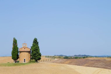 Toskana hills, İtalyan peyzaj izole kilisede. Madonna di Vitaleta Kilisesi