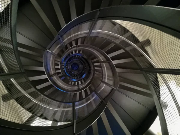 Σπιράλ Σκάλα Κάτω Όψη Γεωμετρικό Υπόβαθρο — Φωτογραφία Αρχείου