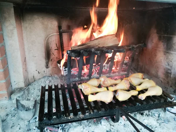 暖炉で焼かれた肉 — ストック写真