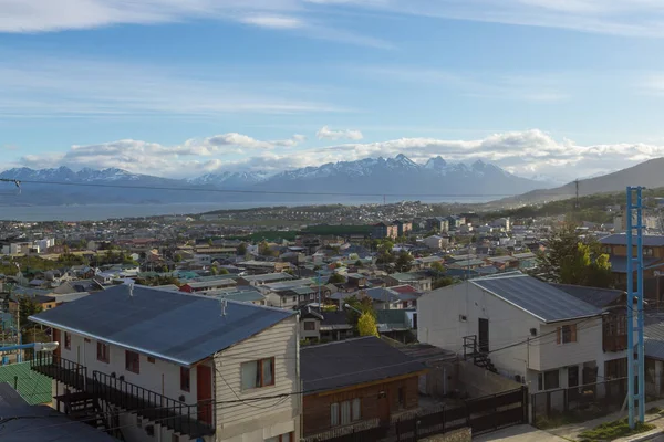 Paesaggio urbano di Ushuaia durante una giornata di sole, Argentina — Foto Stock