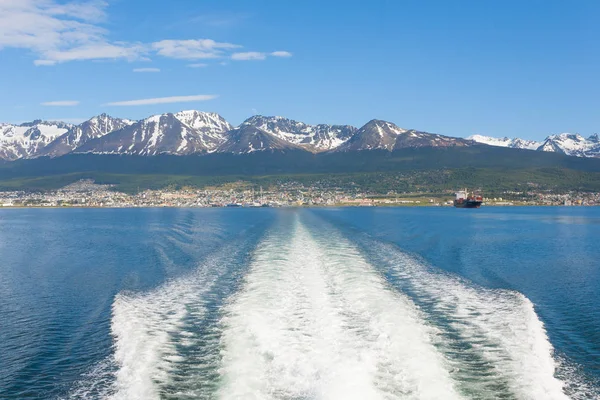 Paisaje urbano de Ushuaia desde el canal Beagle, Argentina paisaje —  Fotos de Stock