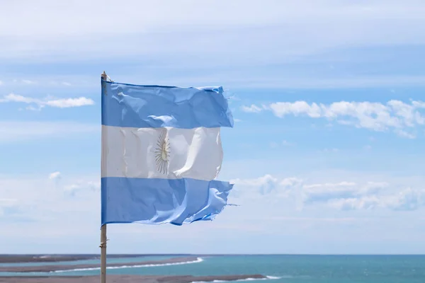 Σημαία της Αργεντινής, με τον Ατλαντικό ωκεανό, στο παρασκήνιο — Φωτογραφία Αρχείου