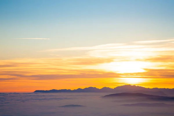 日没で山のシルエット — ストック写真