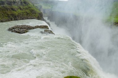 Yaz sezonu görünümünde, İzlanda Gullfoss düşüyor