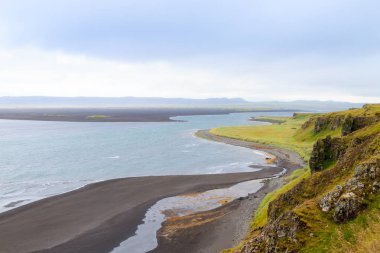 Hvitserkur deniz yığını, İzlanda. Siyah kum plaj
