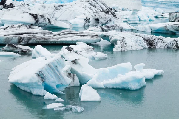 Eisberge auf dem Wasser, jokulsarlon Gletschersee, Eisland — Stockfoto