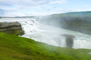 Yaz sezonu görünümünde, İzlanda Gullfoss düşüyor