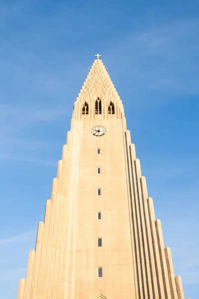 Εξωτερική άποψη Hallgrimskirkja εκκλησιών, διάσημο ορόσημο του Ρέικιαβικ — Φωτογραφία Αρχείου