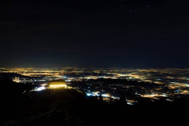 Düz sis, yumuşak ışık tarafından kısmen kapalı ışıklı