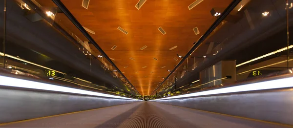 Havaalanında, perspektif görünüm hareketli yürüme yolu — Stok fotoğraf
