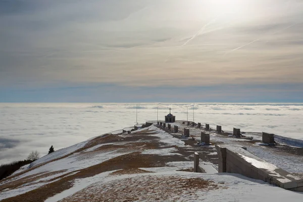 Monte grappa Monumento alla guerra Veduta invernale, Italia — Foto Stock