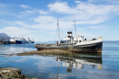 Ushuaia liman, Arjantin manzara üzerinde beached gemi