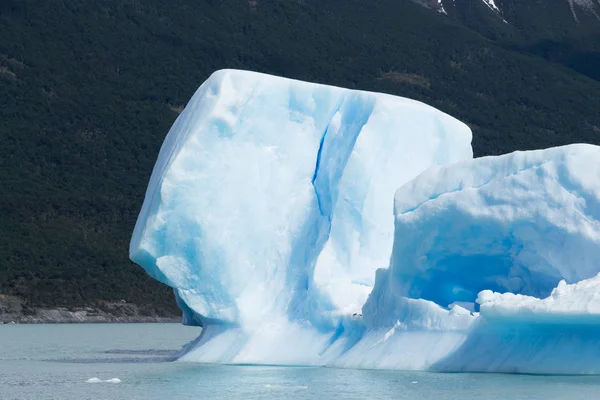 Nawigacja na jezioro Argentino, krajobraz Patagonia, Argentyna — Zdjęcie stockowe