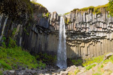 Yaz sezonu görünümünde, İzlanda Svartifoss düşüyor