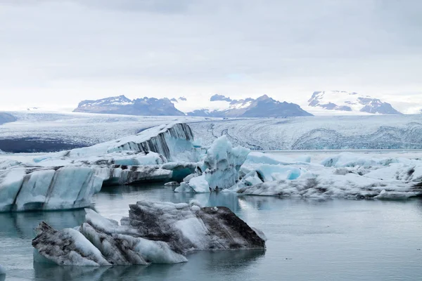Jéghegyek a víz, Jokulsarlon gleccsertó, Izland — Stock Fotó