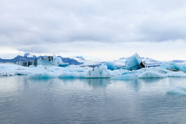 Góry lodowe na wodzie, polodowcowe jezioro Jokulsarlon, Islandia — Zdjęcie stockowe