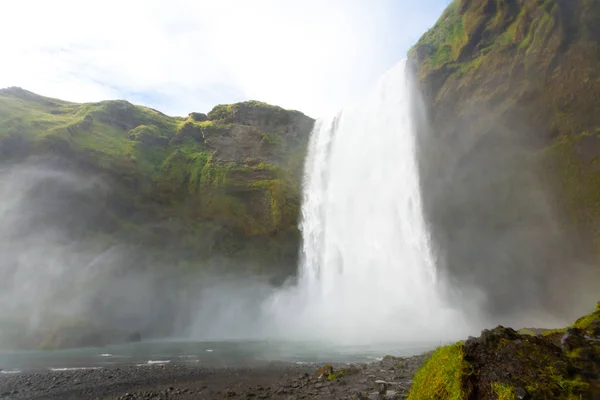 Skogafoss cade in vista della stagione estiva, Islanda — Foto Stock