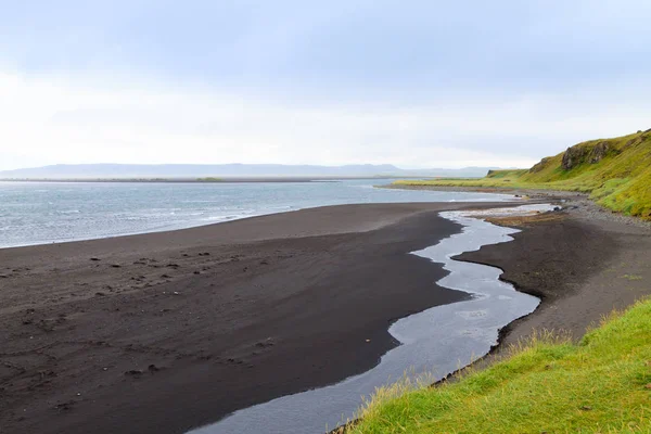 Hvitserkur sea stack, Islandia. Playa de arena negra — Foto de Stock