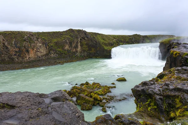 Godafoss припадає на літній сезон погляд, Ісландія — стокове фото