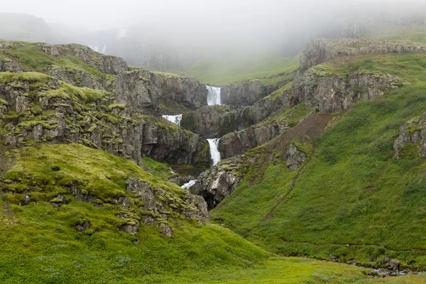 Klifbrekkufossar tombe en vue de la saison estivale, Islande . — Photo