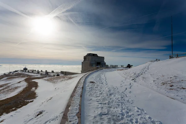 Monte grappa Monumento alla guerra Veduta invernale, Italia — Foto Stock