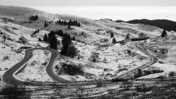 Estrada de montanha com curvas na temporada de inverno — Fotografia de Stock